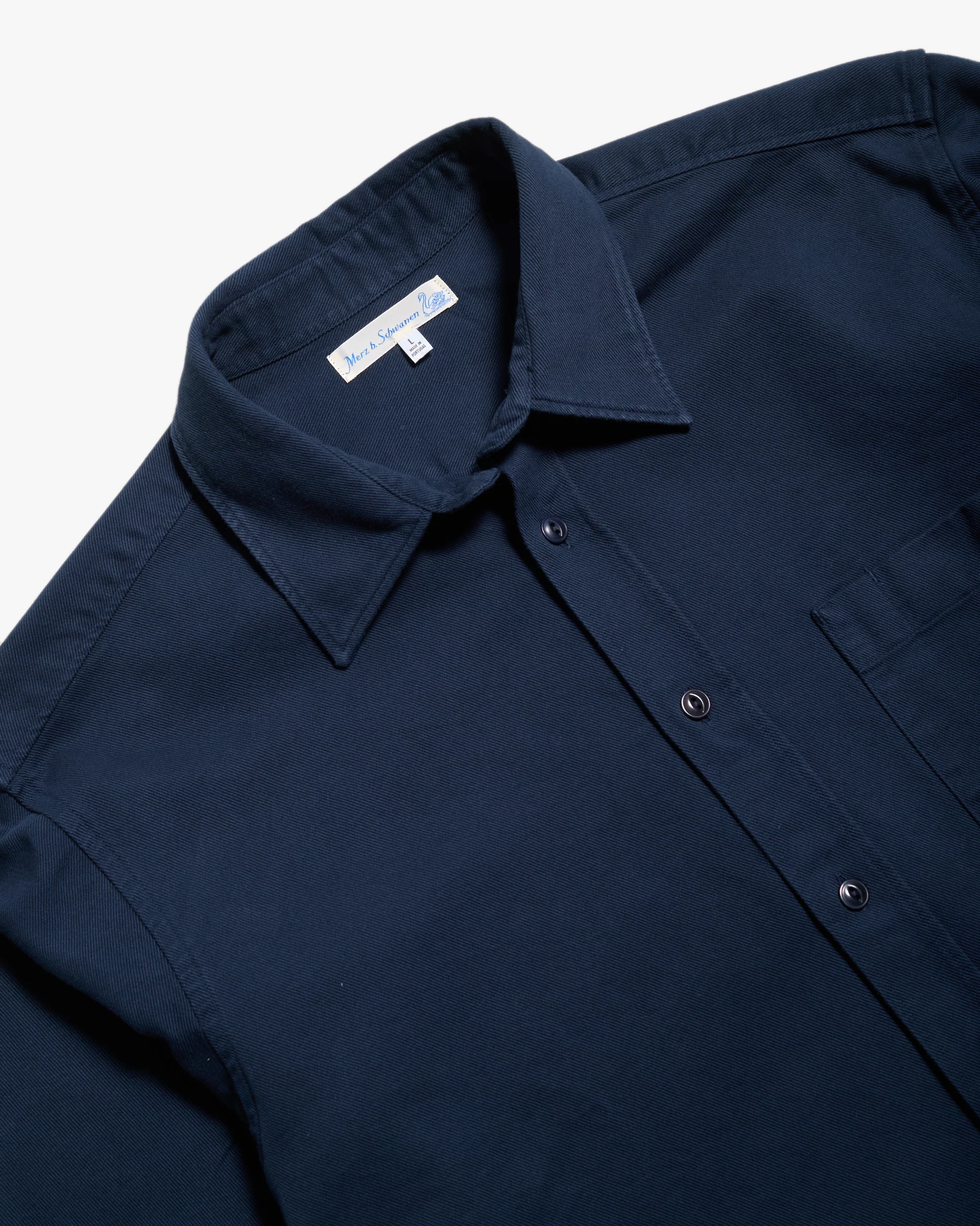 Merz b. Schwanen Good Basics SHIRT01T Relaxed Fit Sturdy Cotton Twill Shirt - Night Blue - Image 6